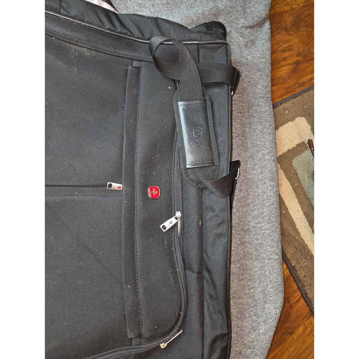 SwissGear by Wenger Black Tri-Fold Garment Bag Suit Dress Carrier Travel Luggage