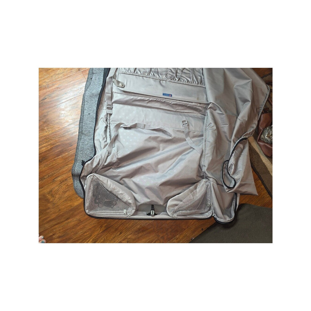SwissGear by Wenger Black Tri-Fold Garment Bag Suit Dress Carrier Travel Luggage