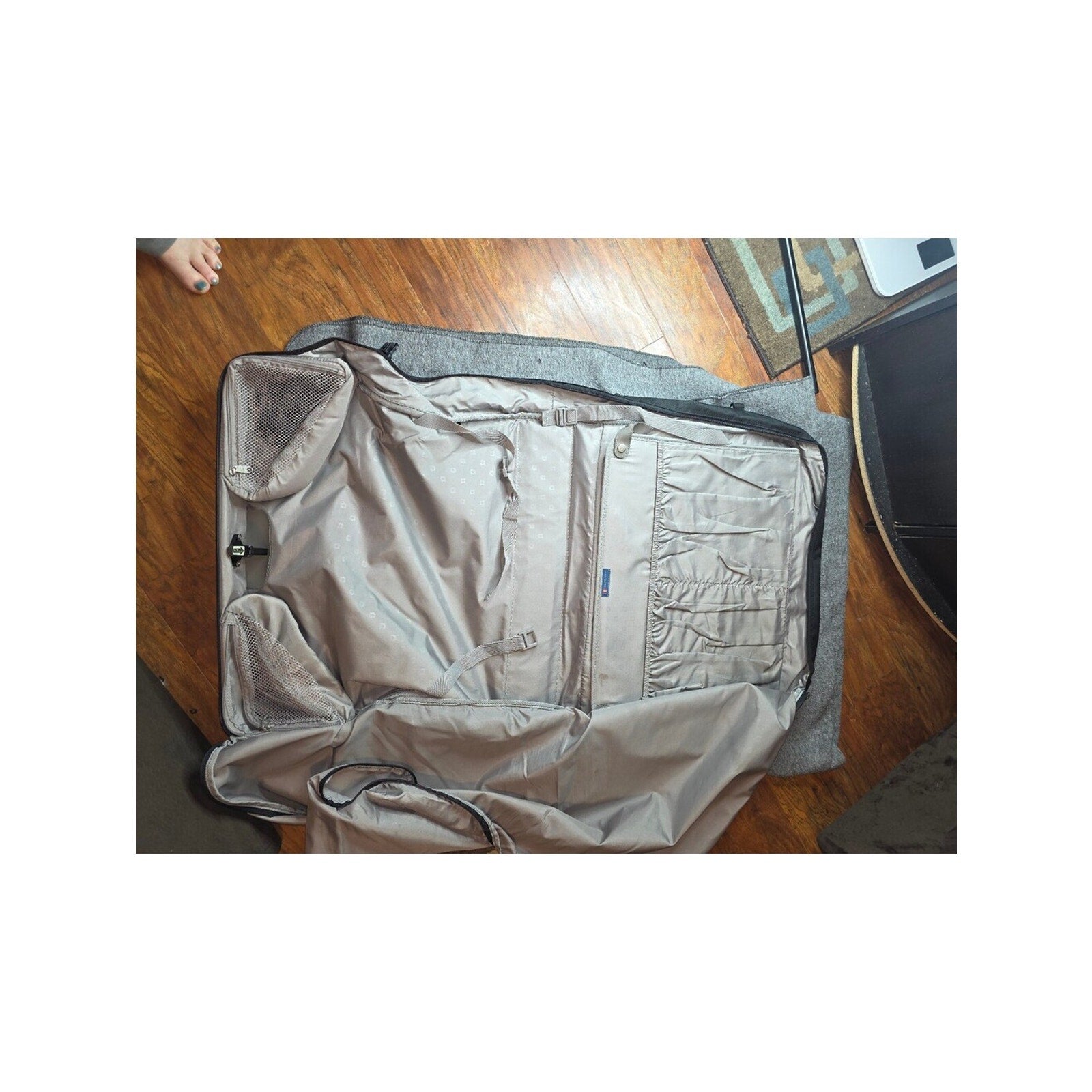 SwissGear by Wenger Black Tri-Fold Garment Bag Suit Dress Carrier Travel Luggage