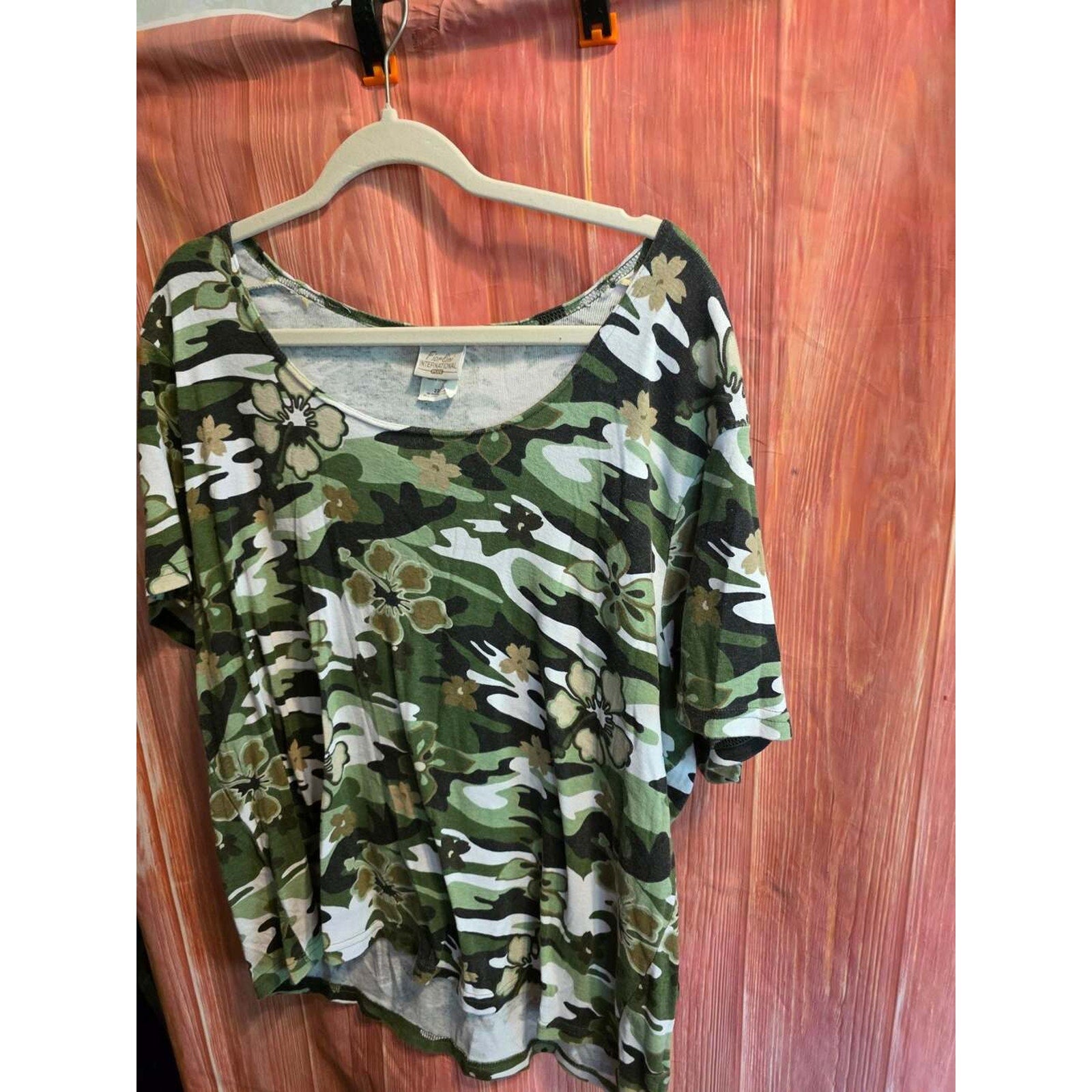Fiorini International Plus Size Green Camouflage Floral Scoop Neck Short Sleeve